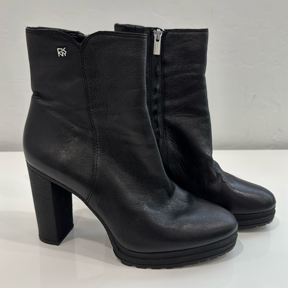 DKNY Womens Tessi Faux Suede Ankle Booties. Size 10